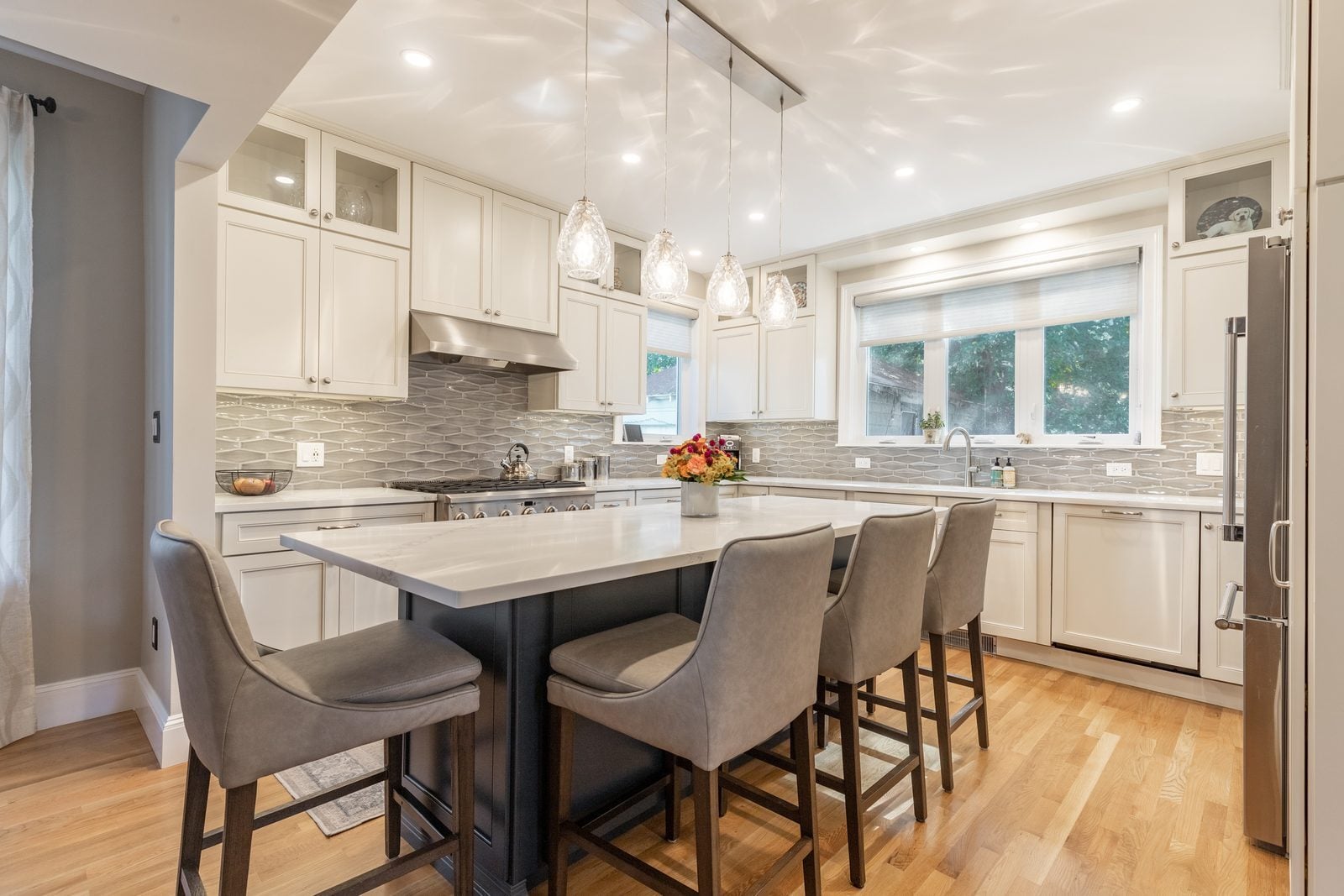 Kitchen island with navy base, quartz top and four stools